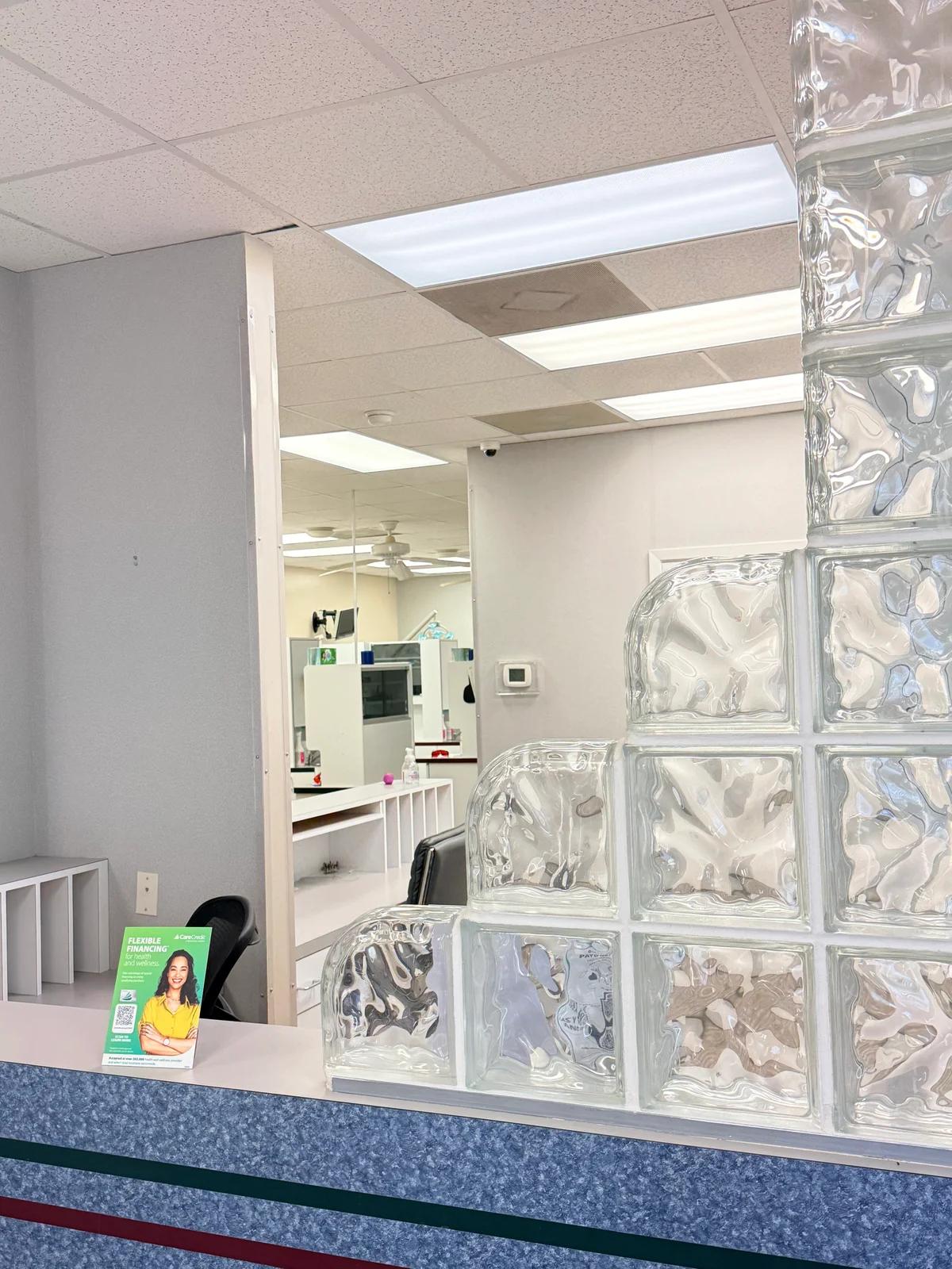 Reception counter with a glass-block partition